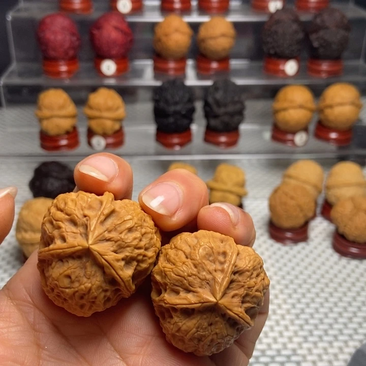 文玩核桃把件26红玛瑙三棱