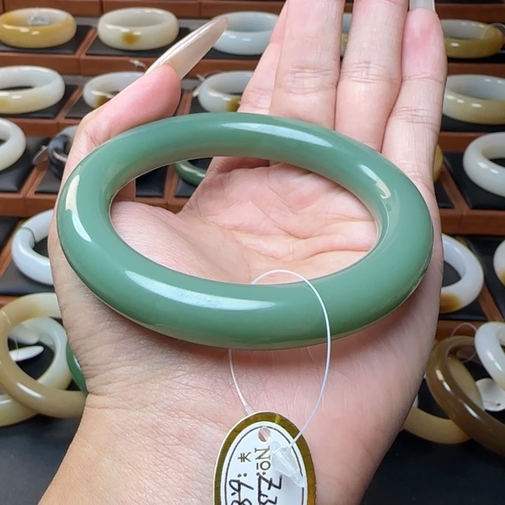 和田玉未镶嵌手镯粉绿底圆条57.1