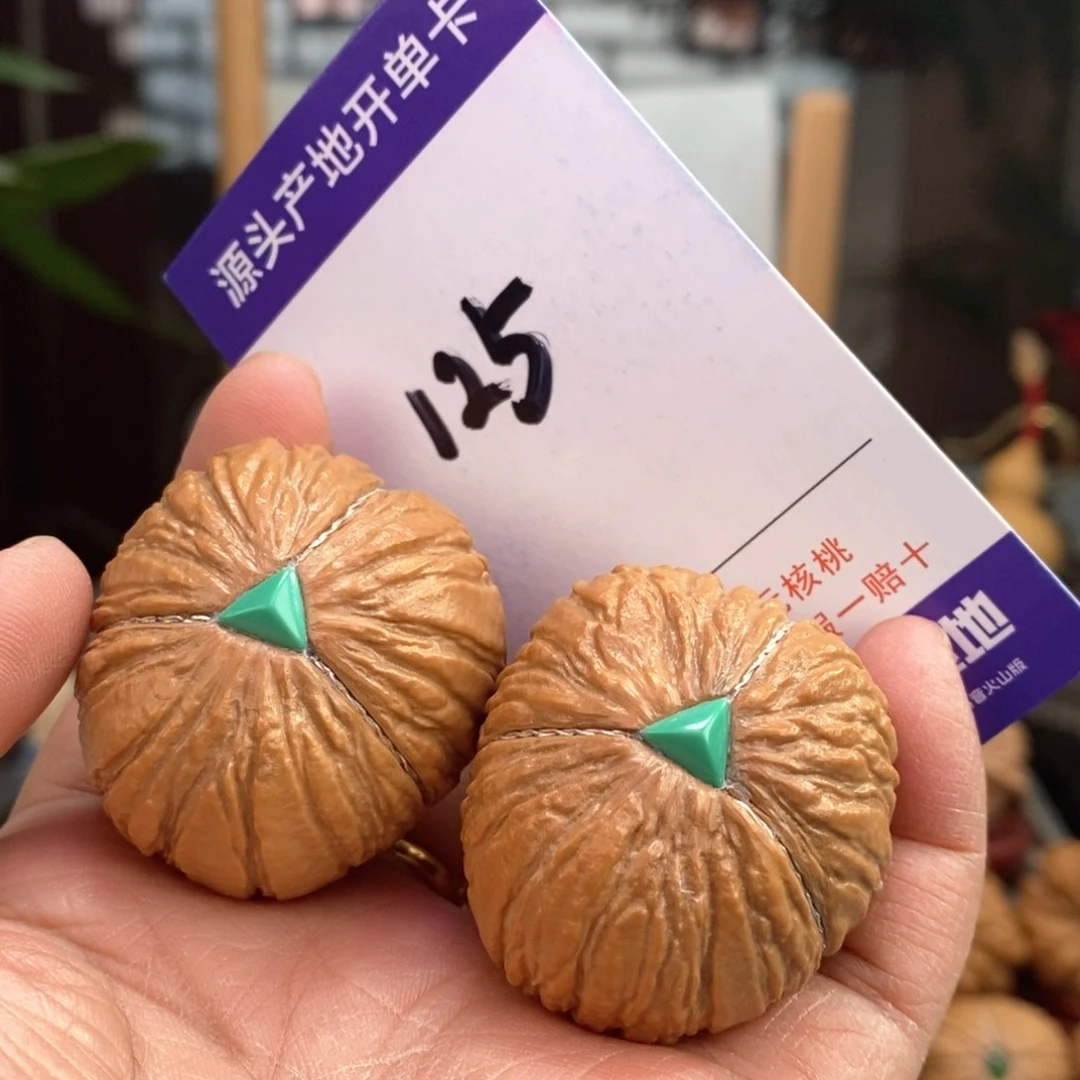 文玩核桃把件40埋银线镶嵌猴头元宝三棱125号