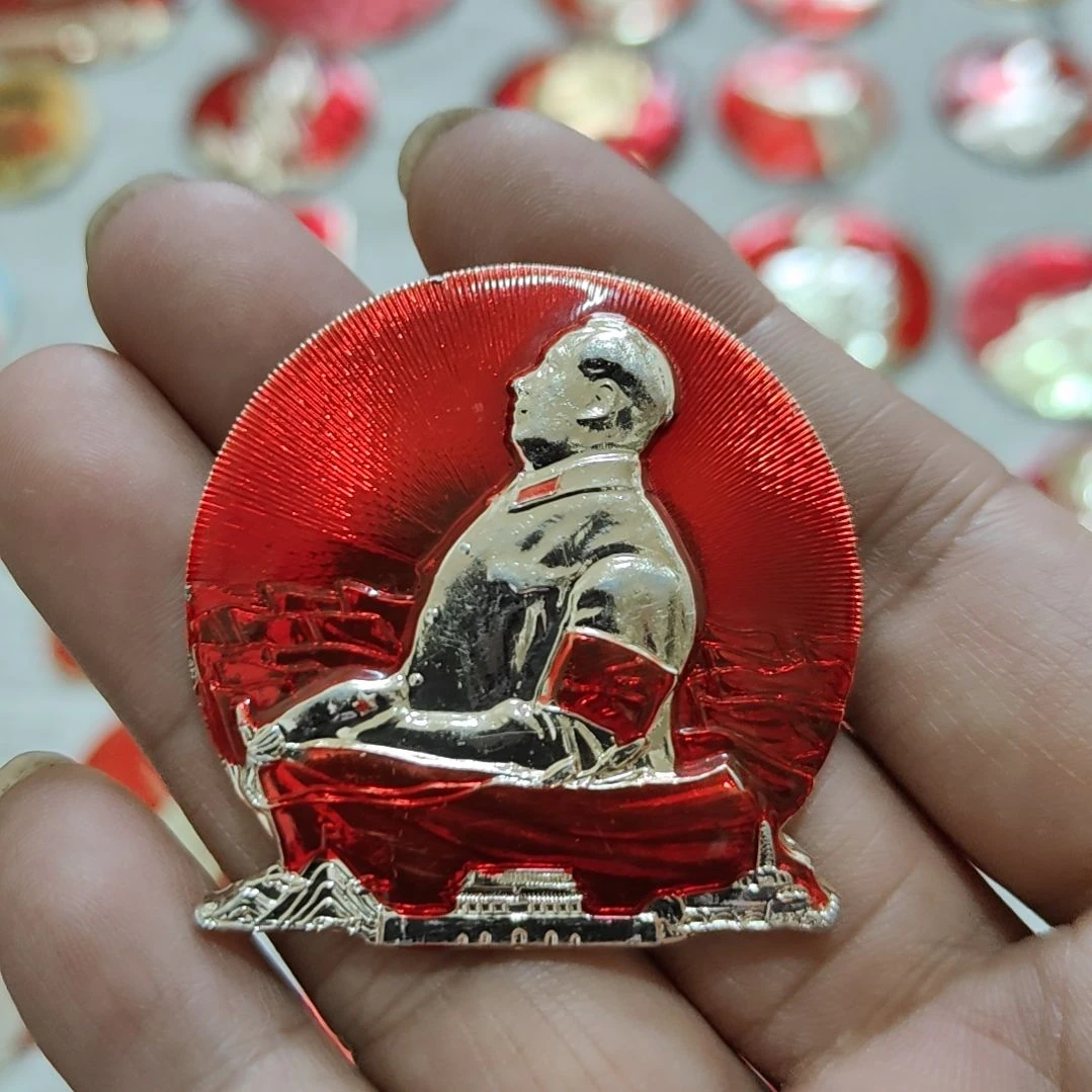 江***山其他普通金属圆形红色人物像章