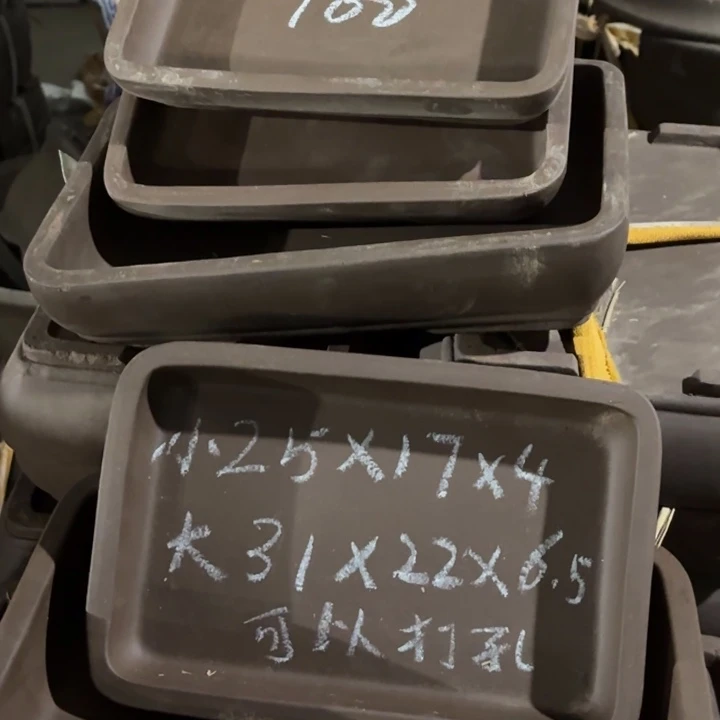 紫砂花盆100-8。      微瑕