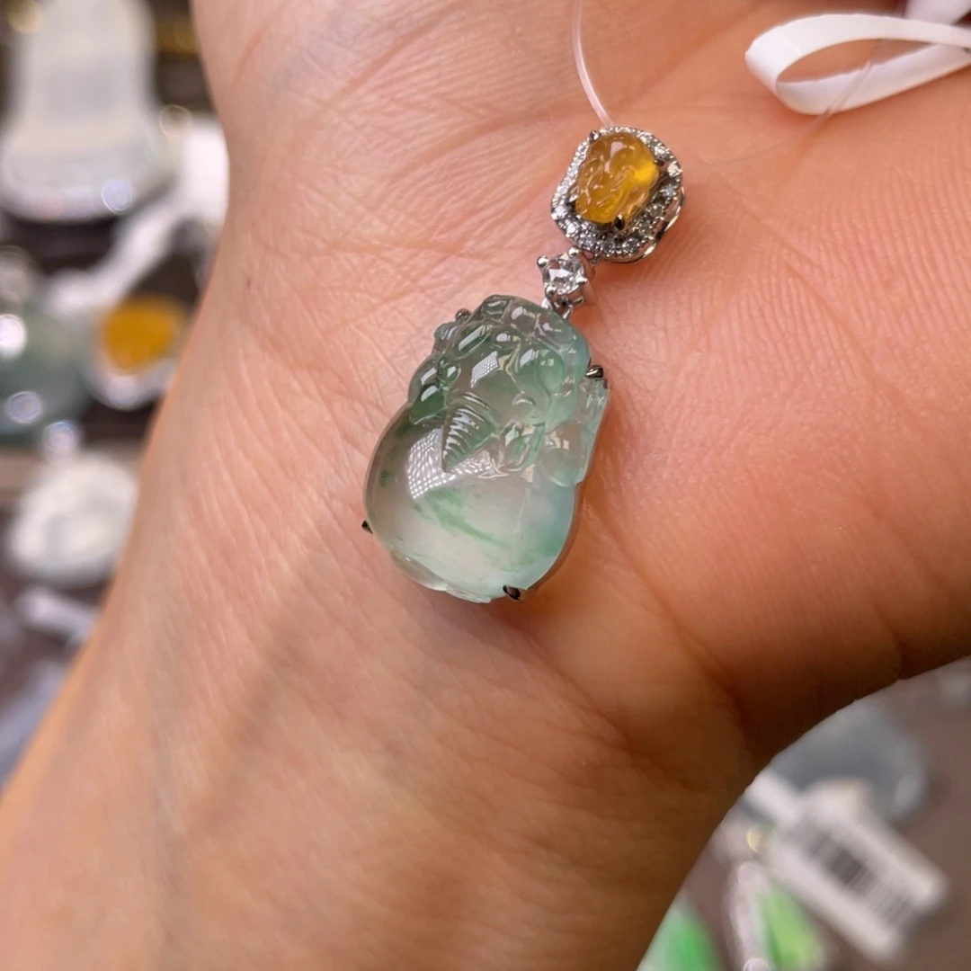 翡翠18K金镶嵌颈饰