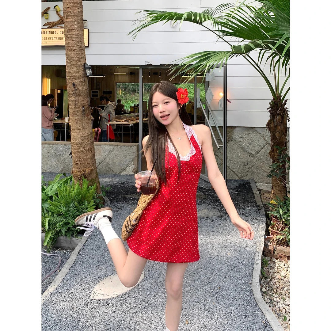 甜妹红色波点法式连衣裙女夏季2025新款纯欲收腰蕾丝挂脖吊带短裙