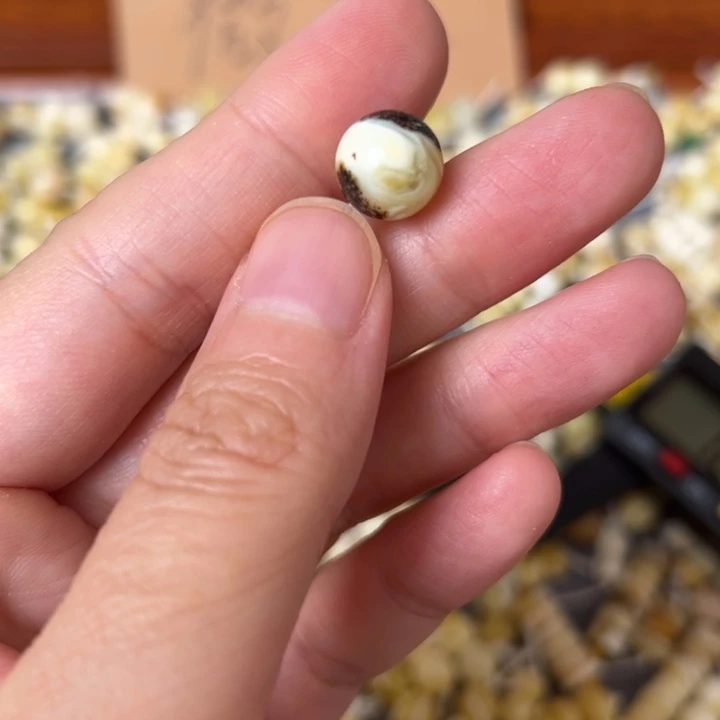 蜜蜡未镶嵌裸石10.2mm一个