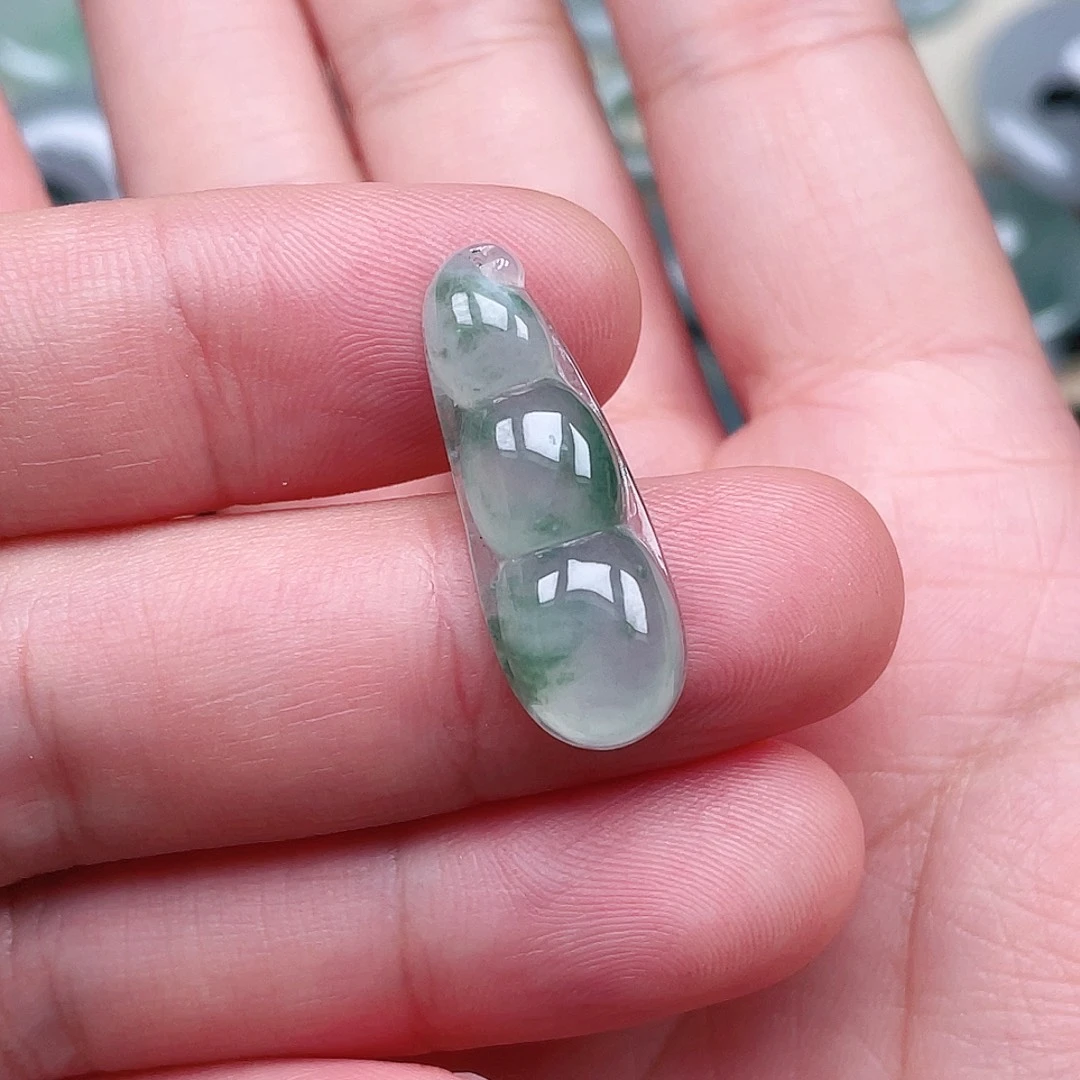 翡翠未镶嵌颈饰豆子