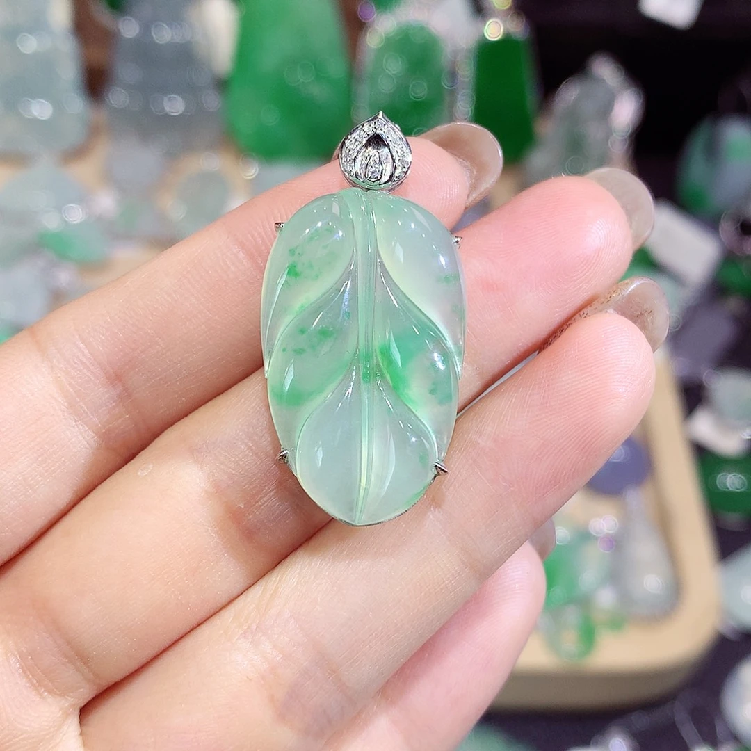 翡翠18K金镶嵌颈饰叶