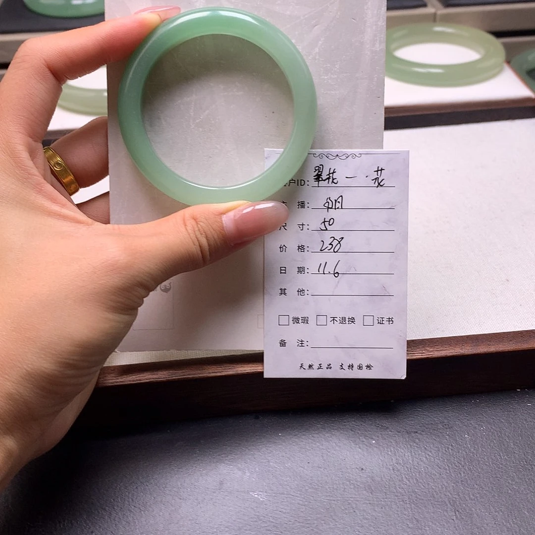 未镶嵌手镯石英岩玉翠****?