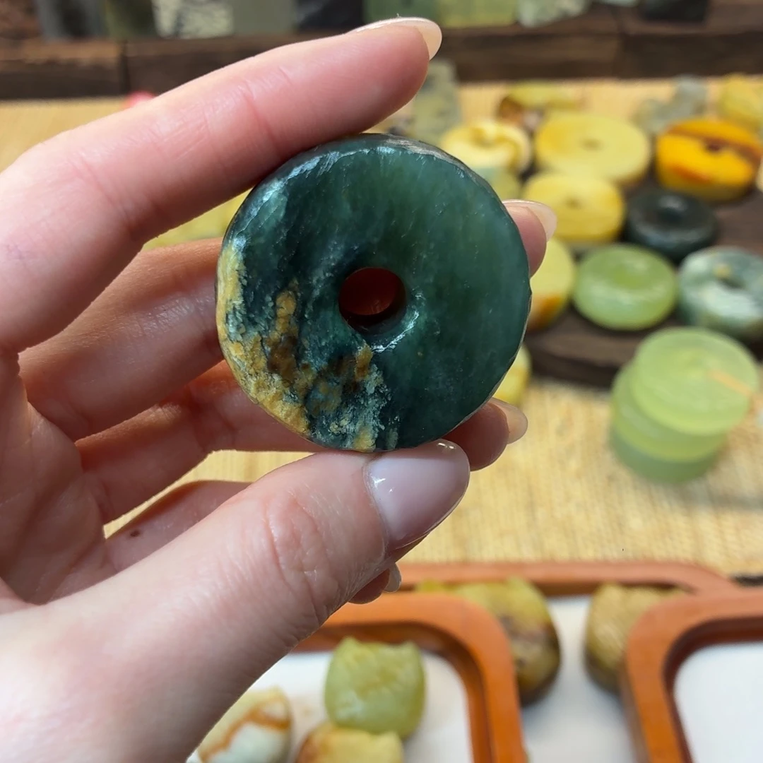 繁***星蛇纹石玉未镶嵌颈饰