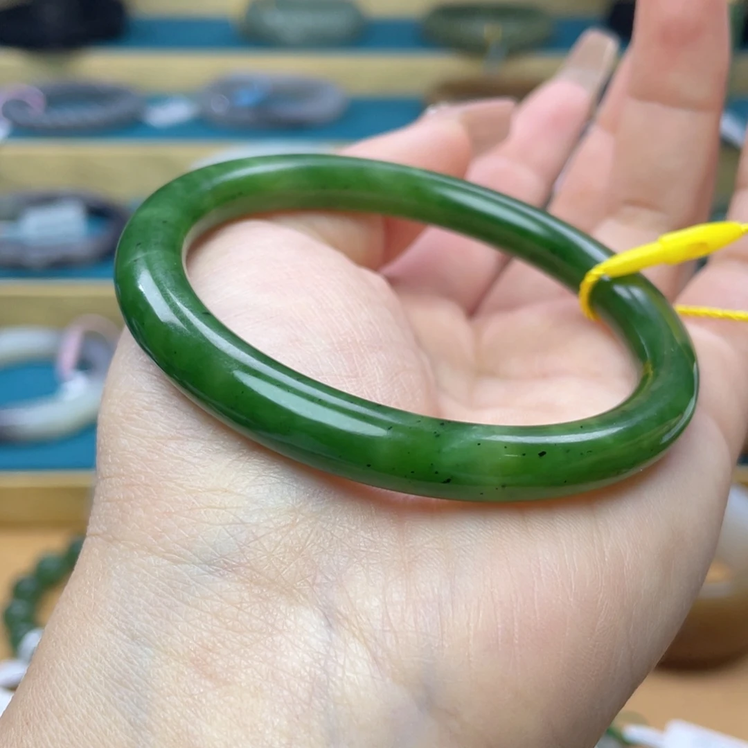 和田玉手镯57+圈口。编号57未镶嵌