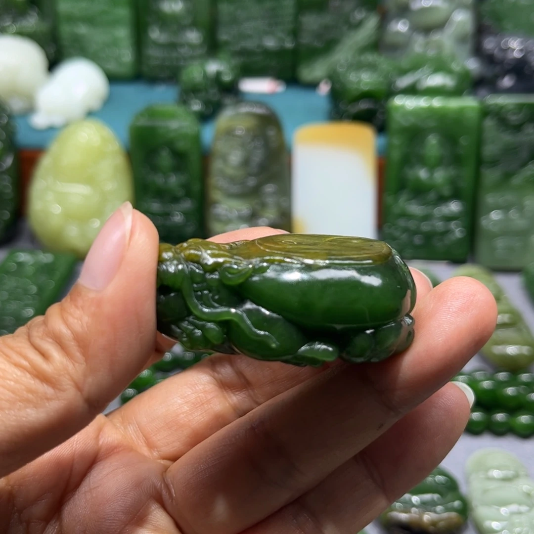 和田玉未镶嵌颈饰玉*意