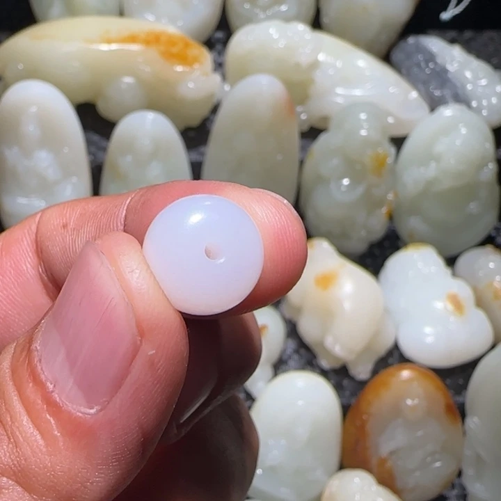 前***嘉和田玉未镶嵌颈饰