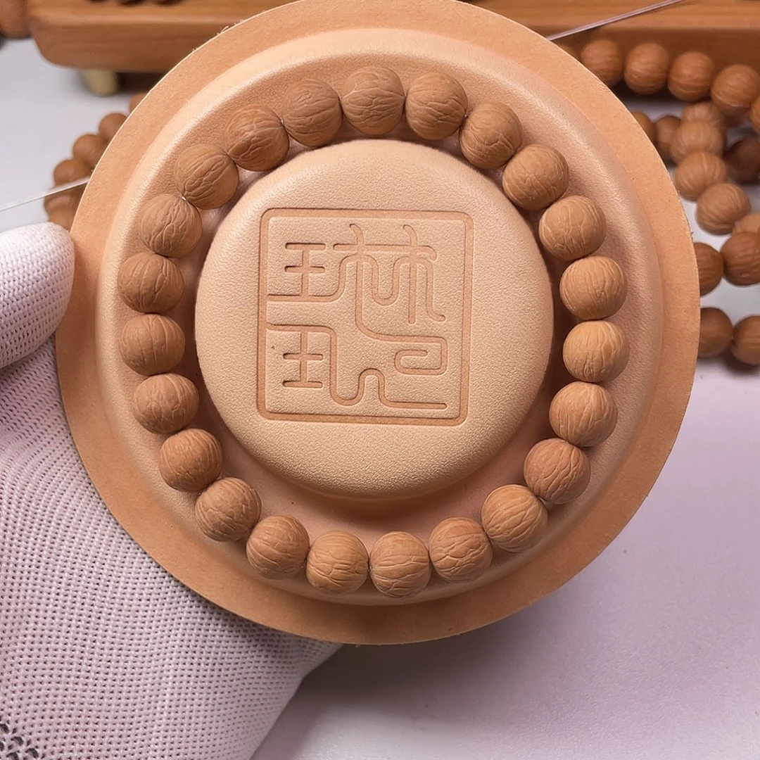 ****威猴头核桃吊坠凤羽
