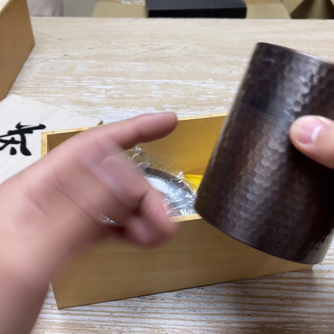 瓷片暗**影密密麻麻地排列着