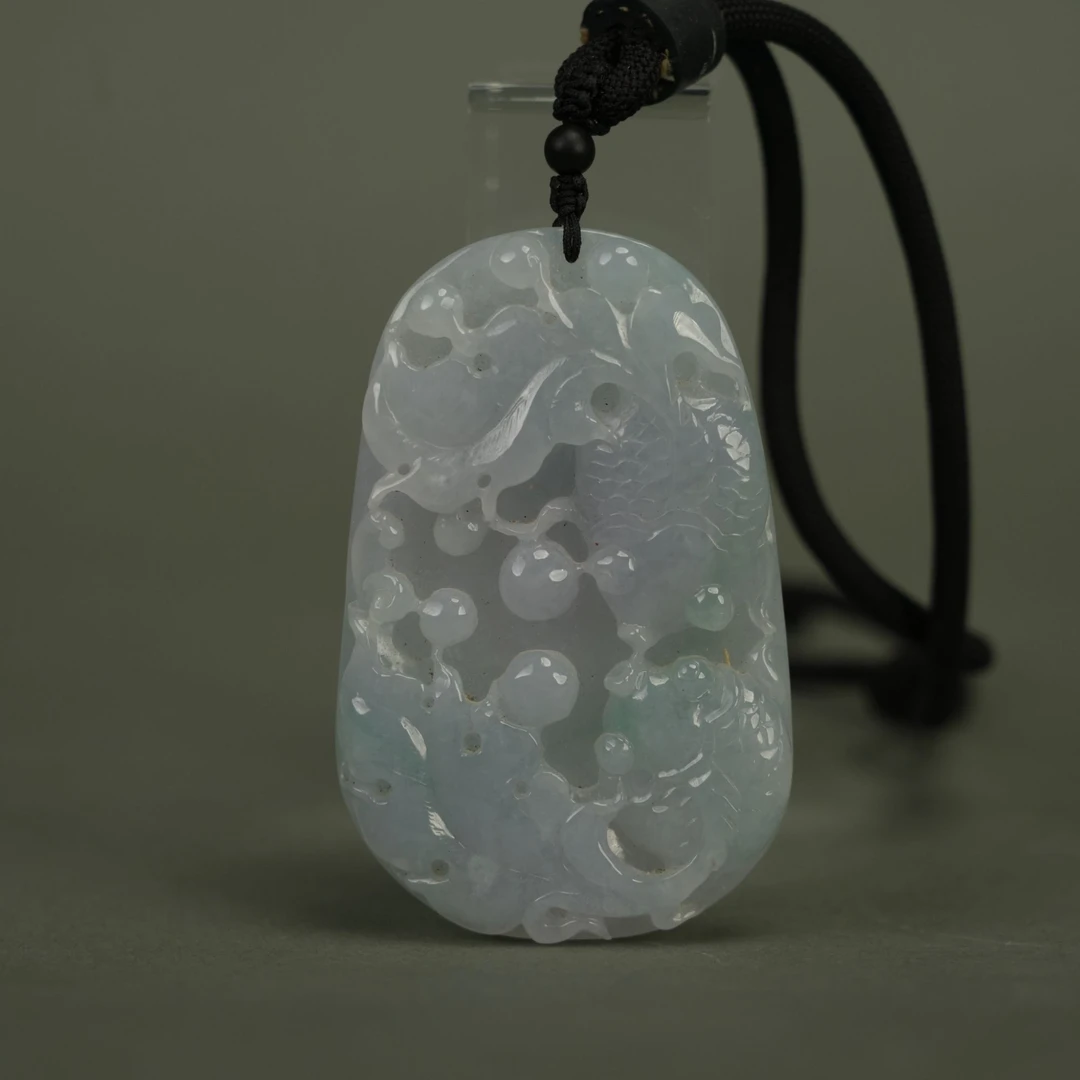 LOT 102419 20世纪 翡翠雕双鱼纹挂牌