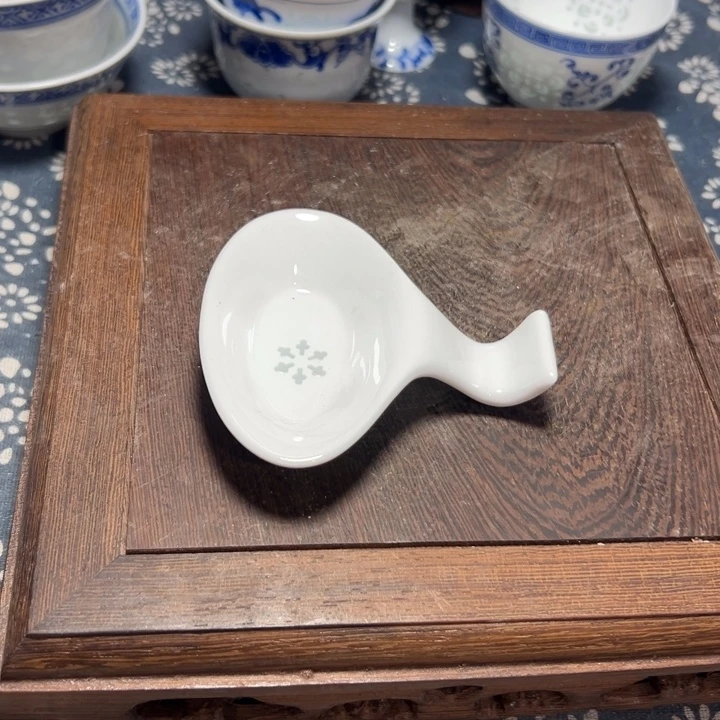 陶纯白雕刻雪花筷子架