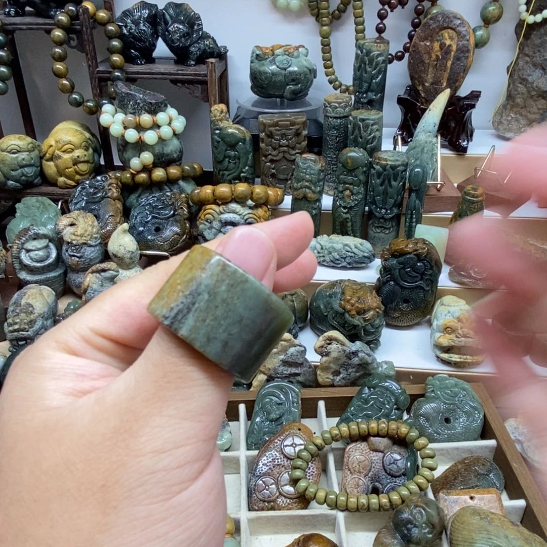 未镶嵌岫岩河磨玉（透闪石质玉）把件