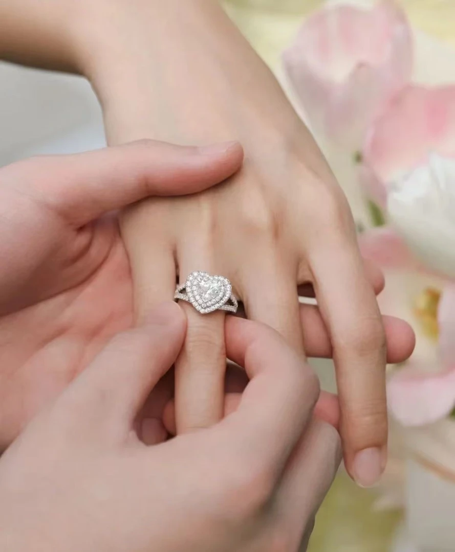 实验室培育钻石 一克拉 爱心围镶钻戒