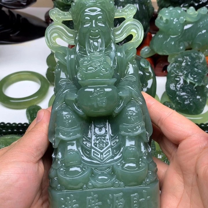 本***体蛇纹石玉未镶嵌颈饰