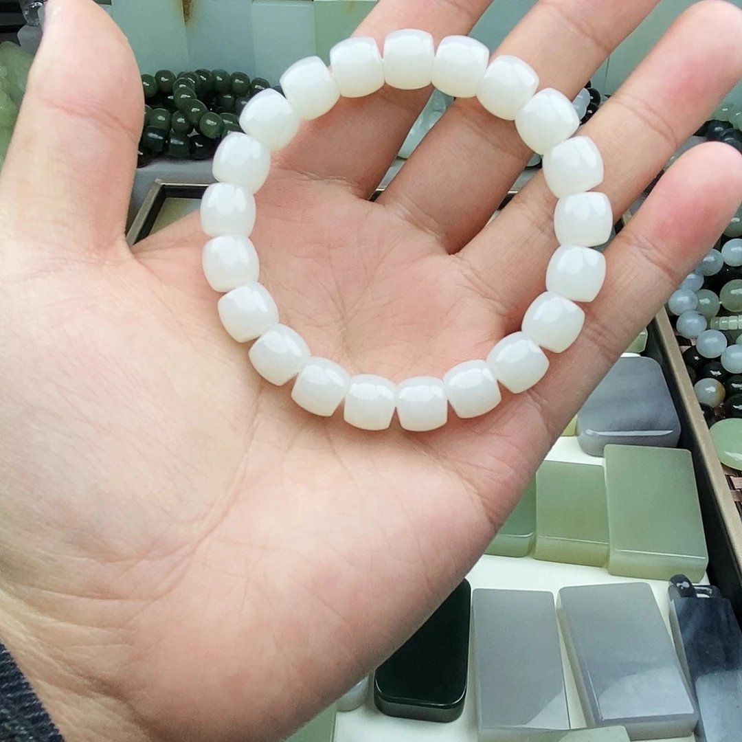 牧***民和田玉未镶嵌颈饰