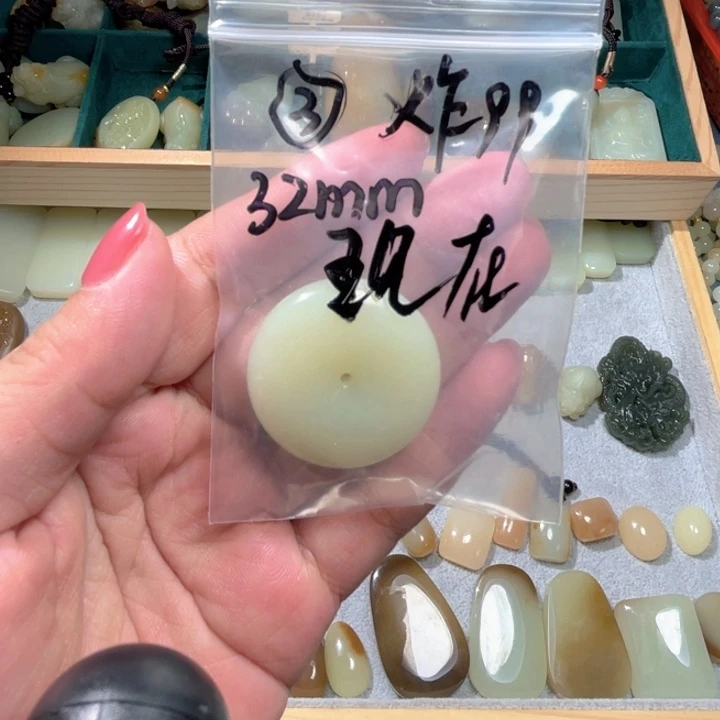 趁***在未镶嵌和田玉（糖玉）珠宝半成品