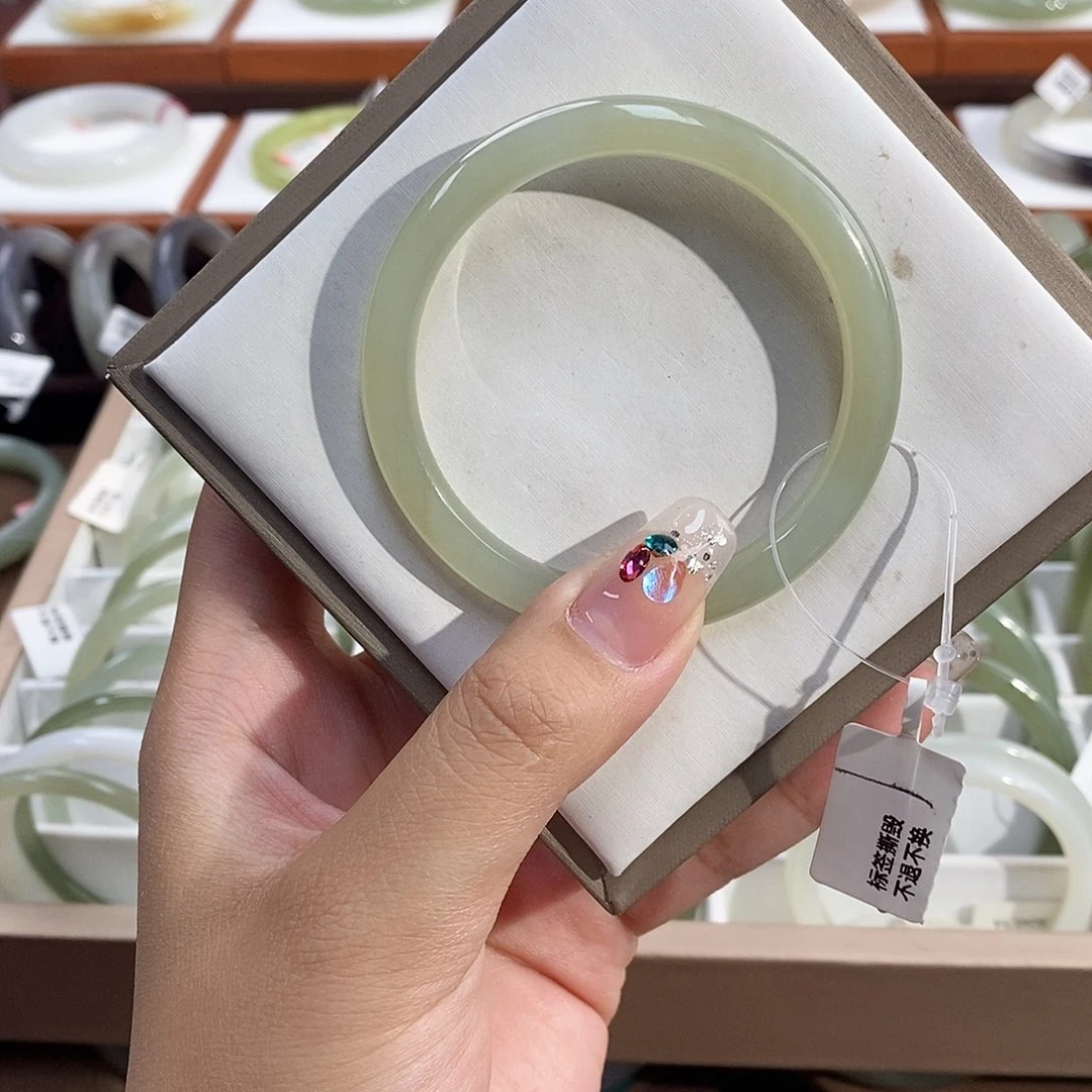 和田玉手镯未镶嵌泉