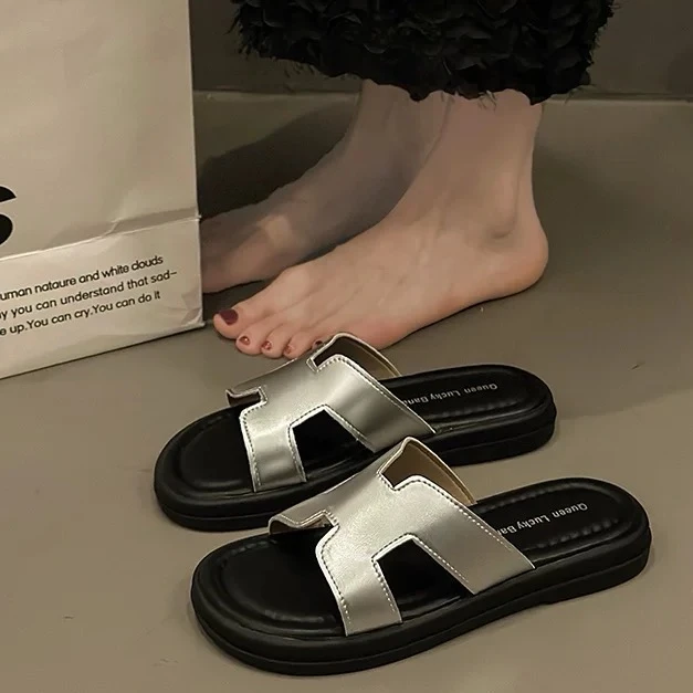 【老汉严选】凉拖鞋女外穿新款复古露趾凉鞋配裙子平底一字拖3338