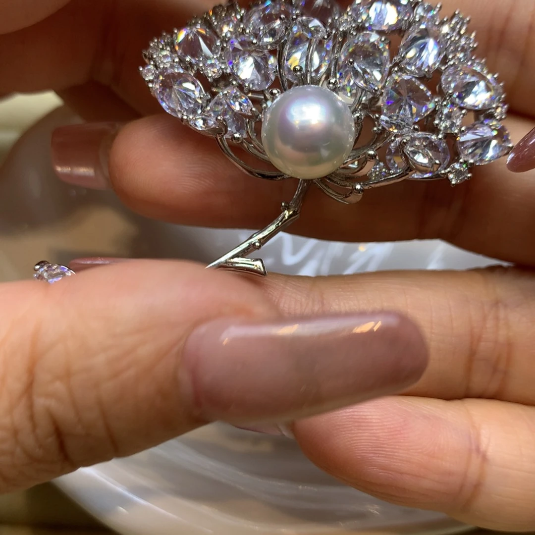 未镶嵌胸饰海水珍珠