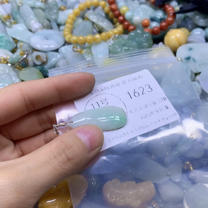 翡翠足银镀金镶嵌颈饰翡翠