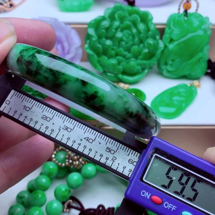 翡翠未镶嵌手镯…．