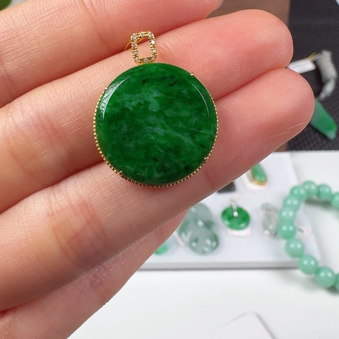 翡翠18K金镶嵌颈饰