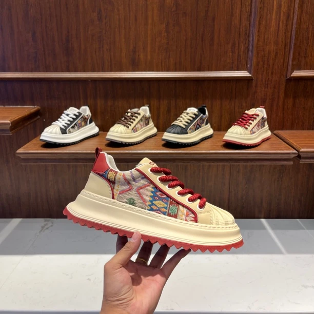 2025早春新款时尚百搭潮流轻奢高端厚底耐磨休闲男鞋（偏大一码）