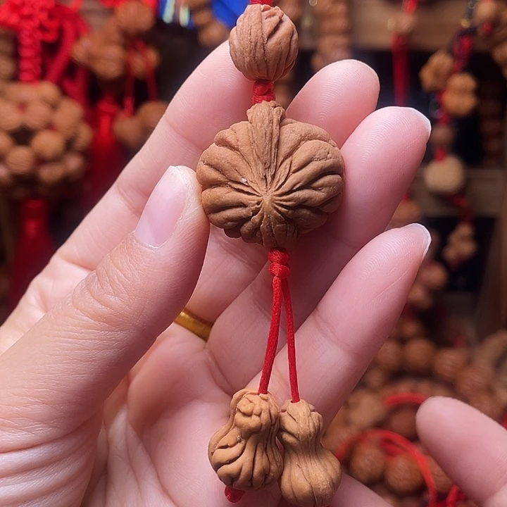 木质类龙纹桃枭挂件