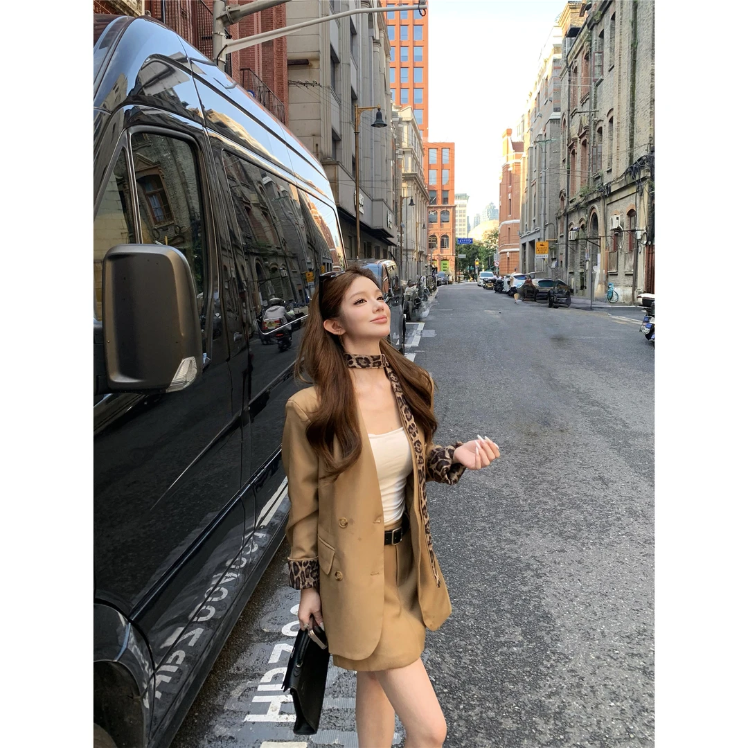 时髦！魅力豹纹拼接卡其色女士西装外套与优雅高腰半身裙时尚两件