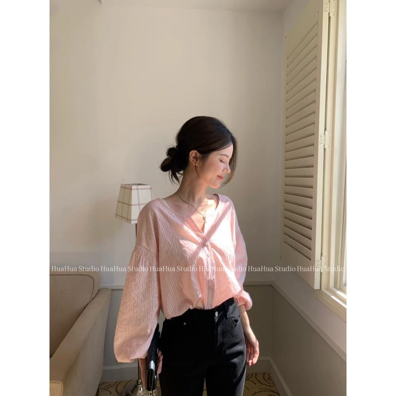 【花花】草莓特调~自制款亚麻棉小V领开叉打揽两粒扣设计灯笼袖衬衫