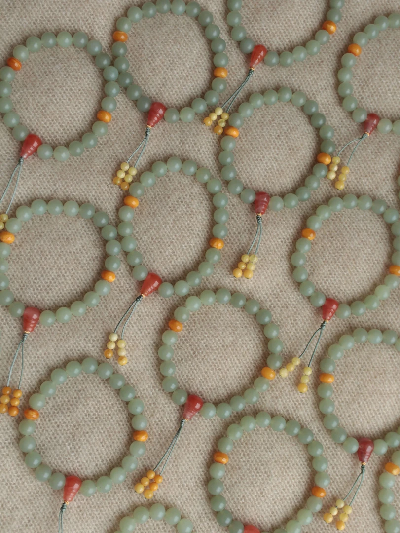 探珠｜“螺青”严选精品和田玉若羌料油性爆表设计款手串多样性发一