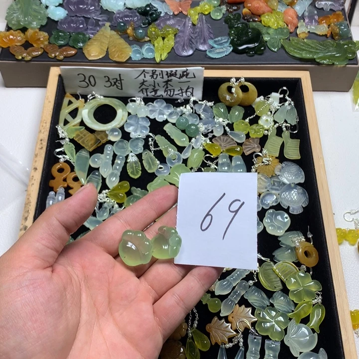 浅****蛇纹石玉合金耳钉