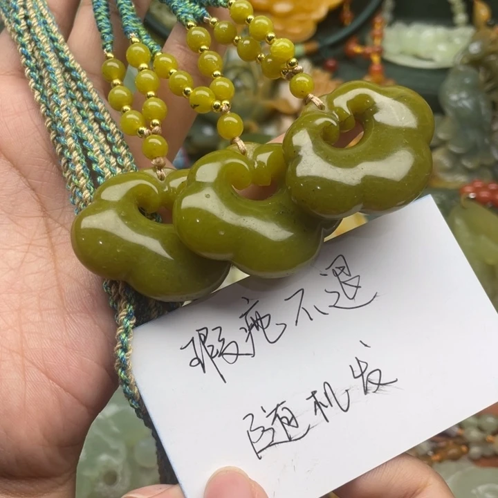 蛇纹石玉吊坠合金