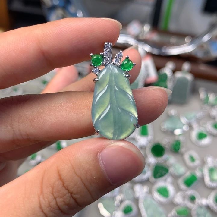 翡翠未镶嵌颈饰吊坠