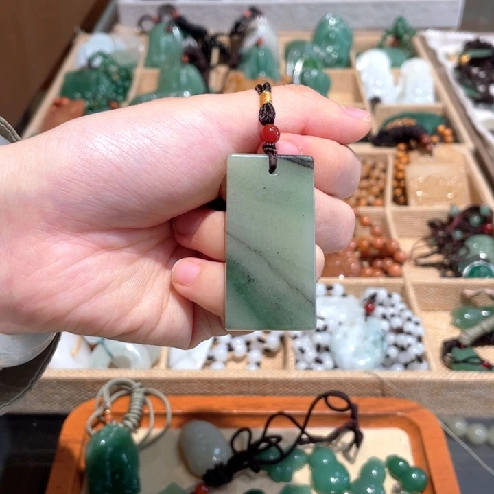 石英质玉未镶嵌颈饰