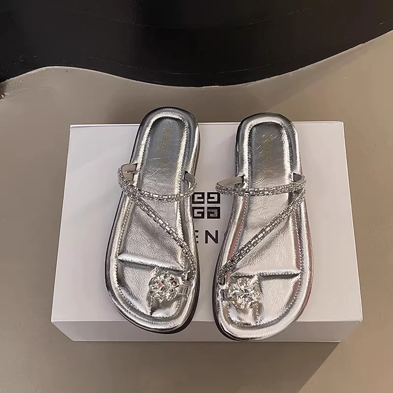 法式水钻套趾凉拖鞋女夏季外穿2025新款网红仙女风平底沙滩凉拖鞋