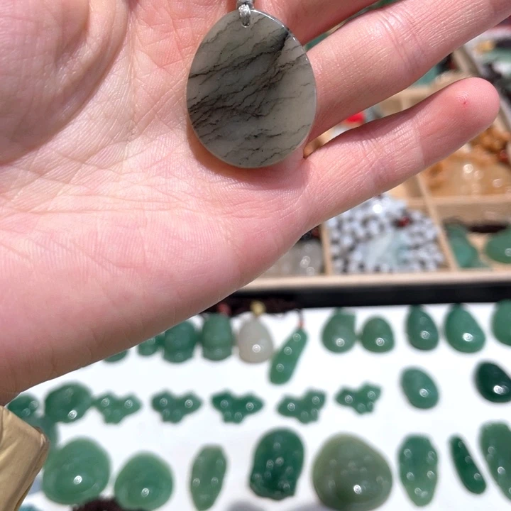 石英质玉未镶嵌颈饰