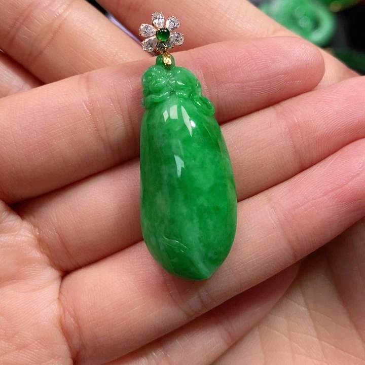 颈饰未镶嵌翡翠?**叮吊坠