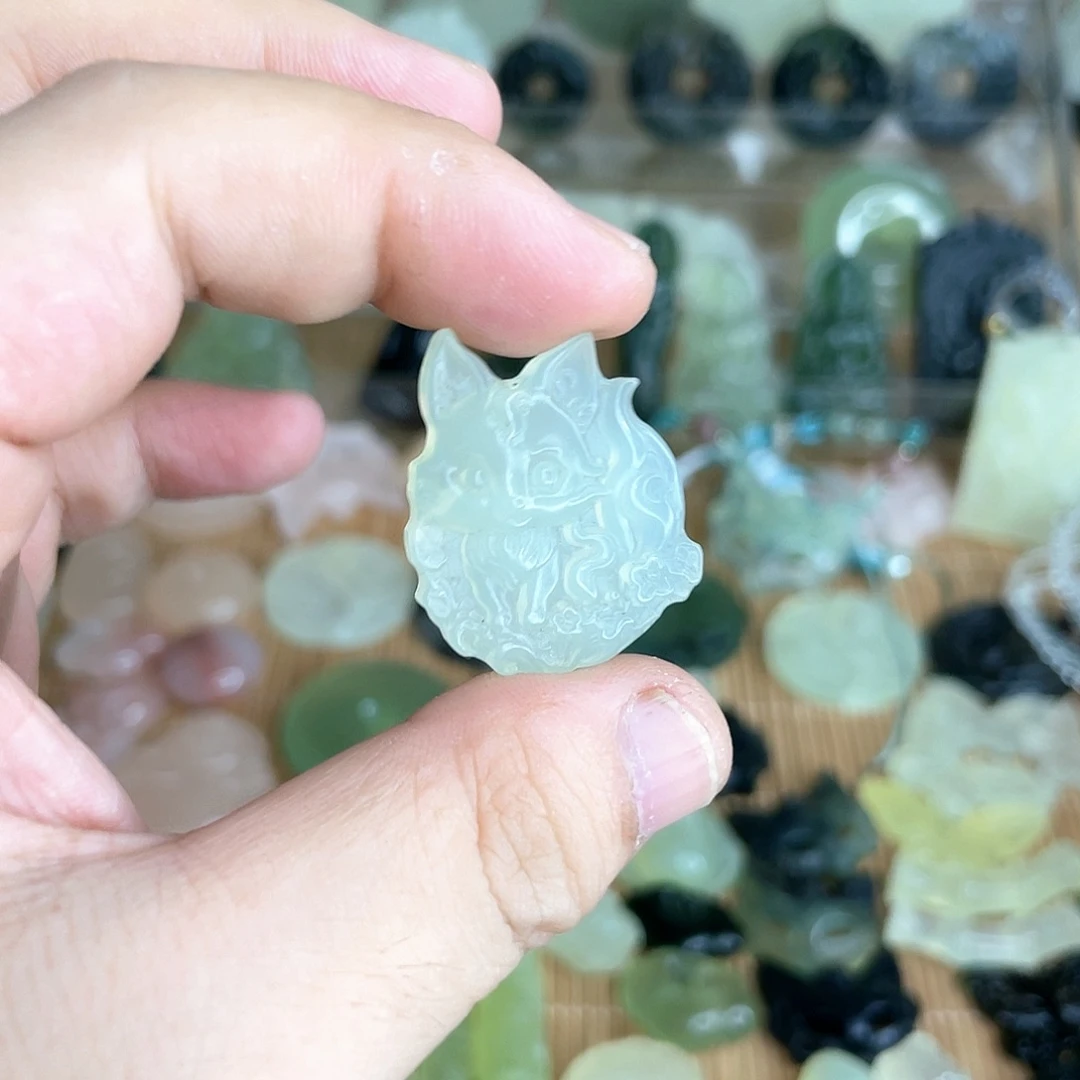 岫玉未镶嵌颈饰狐狸