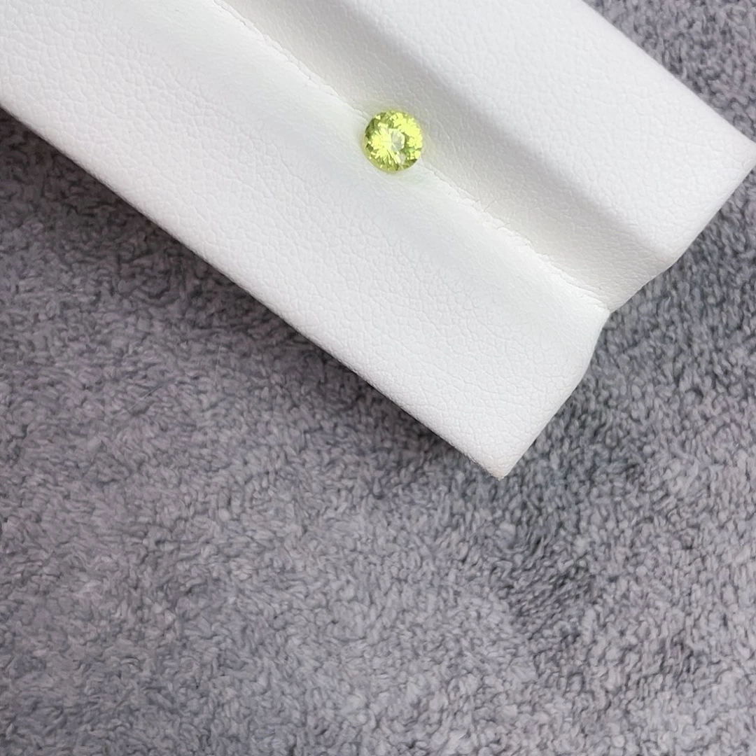 石榴石裸石未镶嵌0.46Ct。