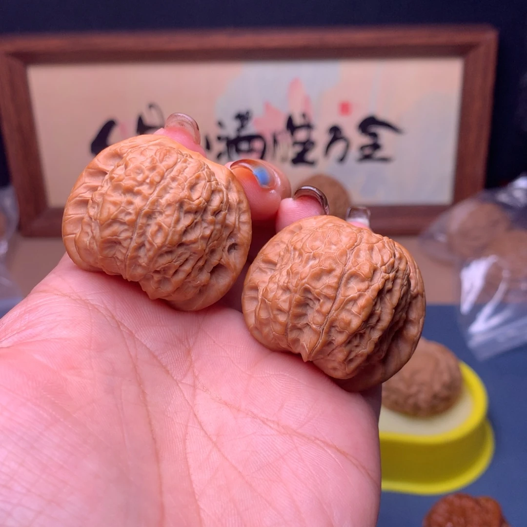 半***红文玩核桃把件38血麒麟