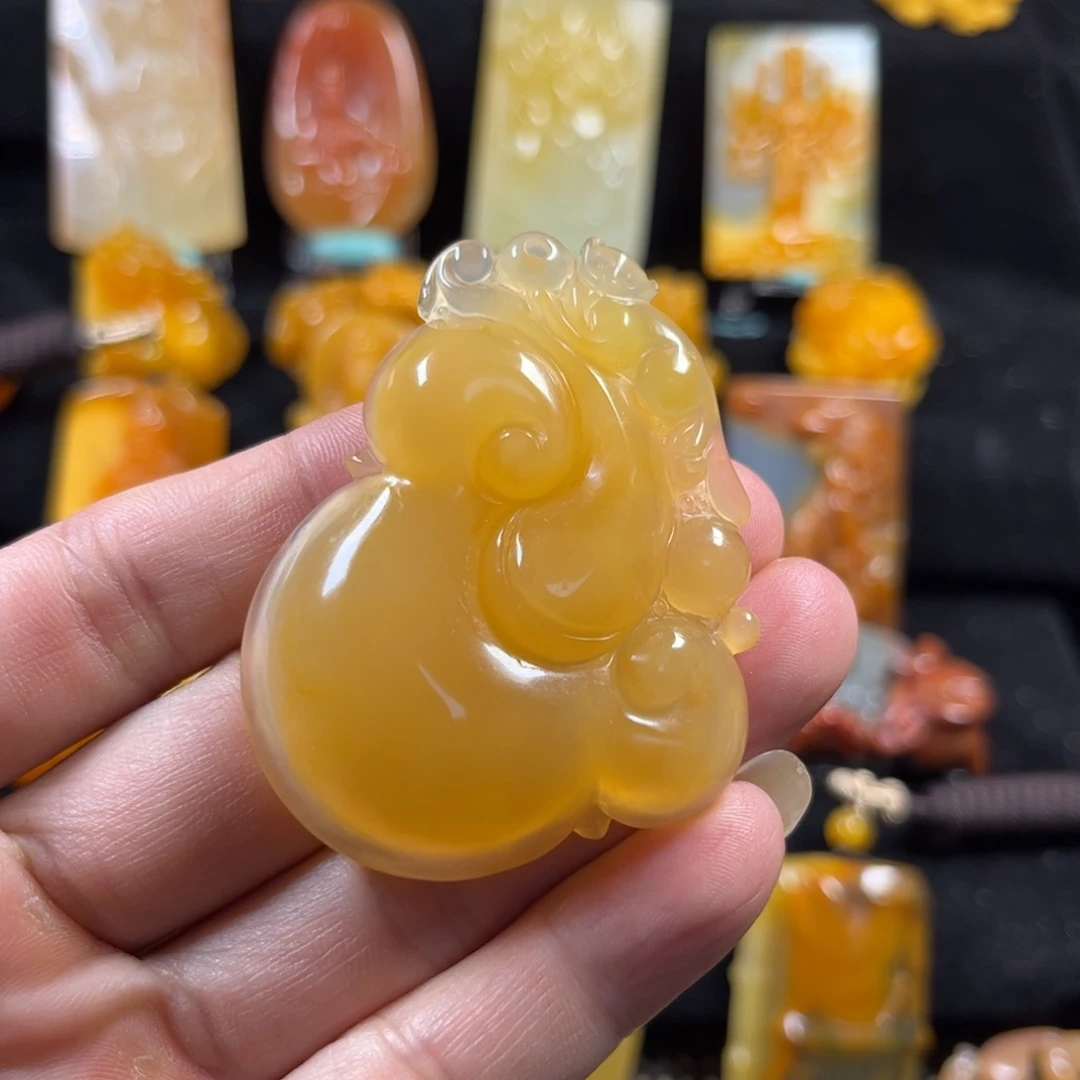 石英质玉（黄龙玉）未镶嵌颈饰