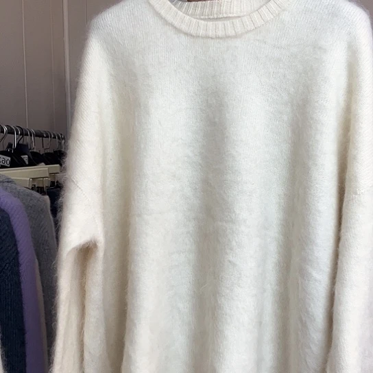 71白色圆领加厚毛衣