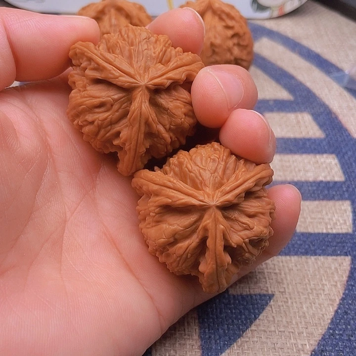 吊坠文玩核桃蕾****?三棱