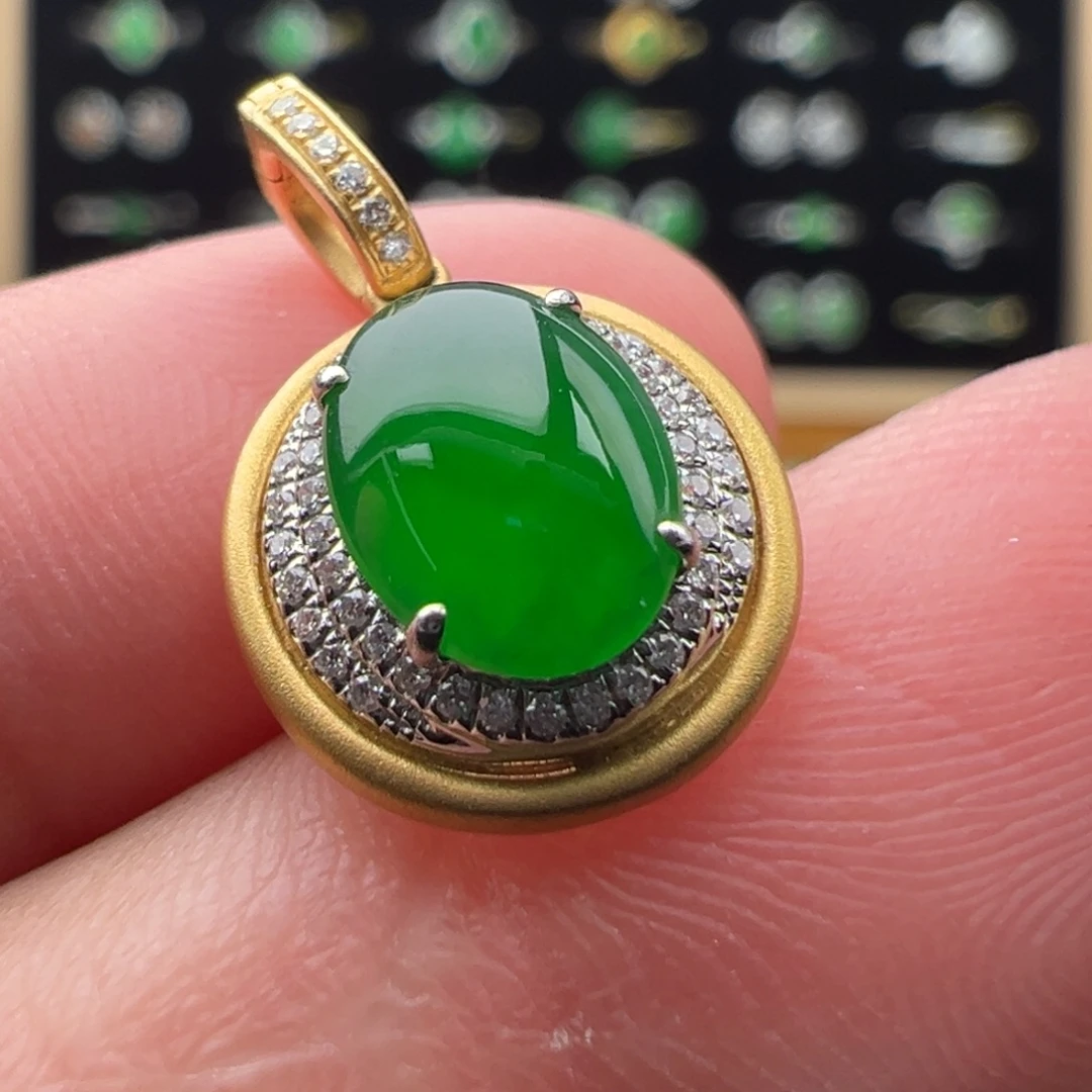 翡翠18K金镶嵌颈饰蛋面8.4