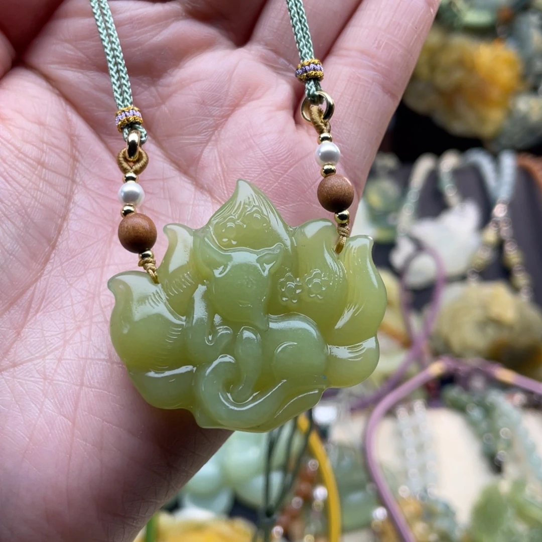 蛇纹石玉颈饰未镶嵌